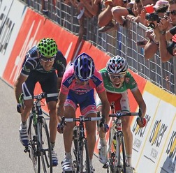 　ジロ・デ・イタリアは5月25日、フェルトレ～ティラーノ間の230kmで第17ステージが行われ、イタリアチャンピオンのジョバンニ・ビスコンティ（28＝ファルネーゼビニ・ネーリソットーリ）が1着でゴールしたが、2着に入ったランプレISDのディエゴ・ウリッシ（21＝イタリ