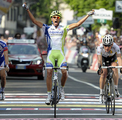 　ジロ・デ・イタリアは5月26日、モルベーニョ～サンペッレグリーノ・テルメ間の151kmで第18ステージが行われ、リクイガス・キャノンデールのエロス・カペッキ（24＝イタリア）が3選手のゴールスプリントを制して初優勝した。