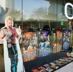 新日本プロレスがローチケ HIBIYA TICKET BOXをジャック…ベルトや等身大パネルを展示