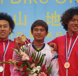 　中国・蘇州で開催されている第17回アジアマウンテンバイク選手権は、6月11日にエリート男子のダウンヒルが行われ、日本代表の井手川直樹（ダビンチ）が2位、永田隼也（エイアンドエフ・ロッキーマウンテン）が3位になった。