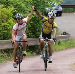 　日本学生自転車競技連盟が主催する全日本学生選手権個人ロードレース大会が、6月18・19日に長野県木曽郡木祖村の奥木曽湖特設コースで行われ、男子は山本元喜（鹿屋体育大）、女子は田中まい（日本体育大）が初優勝した。