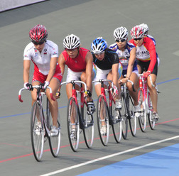 財団法人日本自転車競技連盟・財団法人JKAではオリンピック・トラック自転車競技の新種目に採用されたことを受け、女子自転車競技での未来のメダリスト開拓を行なう施策として、「ガールズ　サマー　キャンプ2011」を今年も行なうことが決定した。