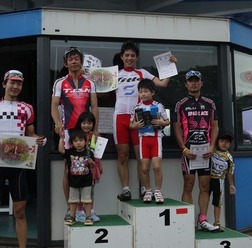 　CSCクリテリウムシリーズ第3戦が6月25日に静岡県伊豆市の日本サイクルスポーツセンターで開催され、クラス1では渡辺拓（フィッテ）が30周回を1人で逃切り優勝。クラス2は宮城島浩之（フィットラブ）が逃げ切って優勝した。