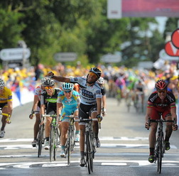 　ツール・ド・フランスは7月5日、ロリアン～ミュールドブルターニュ間の172.5kmで第4ステージが行われ、BMCのカデル・エバンス（34＝オーストラリア）がサクソバンクのアルベルト・コンタドール（28＝スペイン）を制して優勝した。