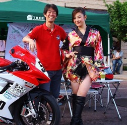 バイクの魅力を語る、モーターサイクルジャーナリスト伊丹孝裕とタレント多聞恵美トークショー