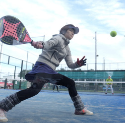 スペイン生まれのラケットスポーツ「パデル」が楽しめるコートが神戸にオープン
