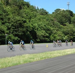 　梅雨明けが宣言され、夏本番を迎えた猛暑の日本CSC（サイクルスポーツセンター）でクリテリウムシリーズ第4戦が開催され、40周24kmのクラス1で蠣崎藍道（伊豆総合高）がスプリントを制して優勝した。次の第5戦は9月10日に開催する。当日申込も受け付けている。
