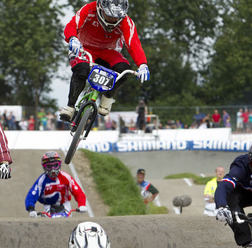 　デンマークのコペンハーゲンで開催されているBMX世界選手権は大会4日目となる7月30日、チャンピオンシップクラスの本戦がトーナメント形式で行われ、男子ジュニアで長迫吉拓が準々決勝に進出。しかし準々決勝で転倒して準決勝進出はなかった。