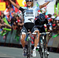 　ブエルタ・ア・エスパーニャは9月6日、ビージャロマナ・ラオルメダ～アーロ間の188.1kmで第16ステージが行われ、サクソバンク・サンガードのフアンホセ・アエド（30＝アルゼンチン）がゴール勝負を制して初勝利した。