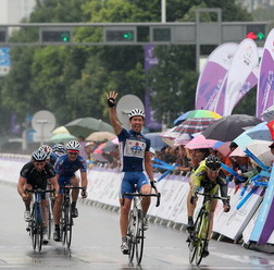 　中国で開催されている全11日間のロードレース、ツアー・オブ・チャイナは9月17日、温江で105kmの第7ステージがクリテリウム形式で行われ、ロシアのボリス・シピレフスキ（タブリズペロトケミカル）がゴール勝負を制して優勝。区間4連勝は大会新記録。
