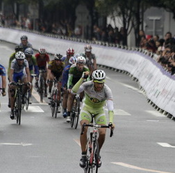 　中国で開催されている全11日間のロードレース、ツアー・オブ・チャイナは9月18日、都江堰で134.1kmの第8ステージが行われ、スロベニアのマテイ・ムゲルリ（ペルトニナプツイ）が2位以下に2秒差をつけて優勝した。