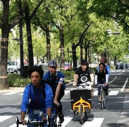 　大阪市のメインストリートである御堂筋に自転車道を設置しようと呼びかけるイベント「御堂筋サイクルピクニック」が10月22日に開催され、約100人のサイクリストが自転車の安全運転励行と自転車道設置の必要性を呼びかけた。（岡田由佳子）