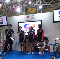 　日本最大級の自転車見本市「サイクルモードインターナショナル2011」が11月12日に大阪会場での初日を迎え、JKAブースでは2012年7月に女子競輪選手としてデビューするガールズケイリン3選手が集まり、トークイベントが行なわれた。（岡田由佳子）