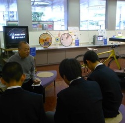 　便利で楽しい自転車のあり方を考える「大阪の自転車を考え展」が大阪市のアサコムホールで11月17日まで開催されている。自転車のルールや走行マナーが問題視されている中、自由な発想で問題点の改善や魅力的な自転車スタイルを提案するもの。会場にはそれぞれ強烈な個