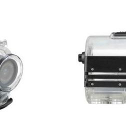　超高性能小型ビデオカメラ「コンツアー」のGPSモデル関連オプション商品として、今までの防水ケースのカラーに加えて12月16日から新カラーの防水ケース商品「ウォータープルーフケースGPS 黒」が販売されることになった。取り扱いはビジュアライズイメージ。