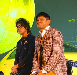 スペシャルゲストの細川茂樹さん（左）、武田修宏さん（右）