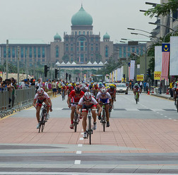 　第32回アジア自転車競技選手権、第19回アジア・ジュニア自転車競技選手権は2月16日、マレーシア・プトラジャヤで男子ジュニアの個人ロードレースが行われ、西村大輝（東京・昭和第一学園高）がゴール勝負を制して優勝。小橋勇利（愛媛・松山工業高）も2位になった。