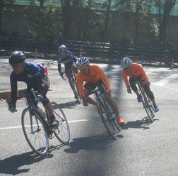 　2月4日に東京の明治神宮外苑で、学生自転車クリテリウム大会が開催された。同大会は、日本学生自転車競技連盟の創立70周年を記念して行われた自転車ロードレース大会。都心部で行われる数少ないレースのひとつとして、東京都が進めている2016年夏のオリンピック招致に