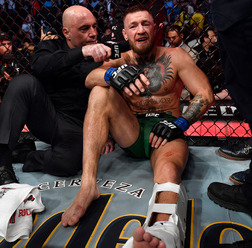 【格闘技／UFC】マクレガー、左足首がグニャリ……骨折でドクターストップ負け　ポイエーにリベンジならず