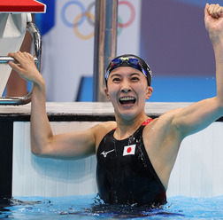 【東京五輪／競泳女子】大橋悠衣、400メートル個人メドレーで金メダル　猛追振り切り「自分を信じて泳いだ」