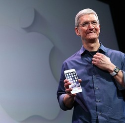 iPhone 6を持ち、Watchを装着したティム・クック　(c) Getty Images