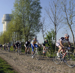 　海外の自転車ロードレースを放送するJ SPORTSは、4月に伝統のクラシックレース5戦を生中継する。4月1日のツール・デ・フランドル（ベルギー）に続き、8日には「北の地獄」と呼ばれる石畳の悪路を走るパリ～ルーベを放送する。