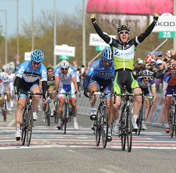 　ジロ・デ・イタリアは5月7日にデンマークのホルセンスを発着とする190kmの第3ステージを行い、オリカ・グリーンエッジのマテュー・ゴス（25＝オーストラリア）が大集団のスプリント勝負を制して優勝した。