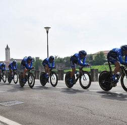 　ジロ・デ・イタリアは5月9日にベローナで第4ステージとして距離32.2kmのチームタイムトライアルを行い、米国のガーミン・バラクーダがトップタイムを記録して区間優勝。同チームのラムナス・ナバルドースカス（24＝リトアニア）が総合成績でトップに立った。