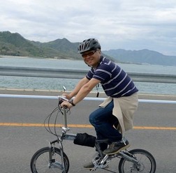 　疋田智の連載コラム「自転車ツーキニストでいこう」の第42回が公開された。今回のテーマは「しまなみ海道 ～ 小さいようで実は大きい10年の進歩」と題して、いまや世界中のサイクリストが走ってみたいと夢見る「しまなみ海道」の魅力を語る。