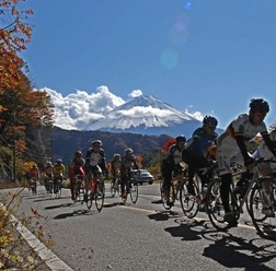 　特集「今年こそ自転車イベントに出よう！」を公開しました。プロトライアスリートであり、ツール・ド・フランスの実況でおなじみの白戸太郎さんがおすすめの大会をナビゲートします。