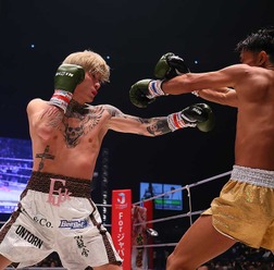 【RIZIN.40】「来年は斎藤裕と対戦」平本蓮、ミスターX・梅野に強烈左フックをお見舞い