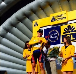 　ツール・ド・フランスで前人未踏の7連覇を達成して2011年に引退した米国のランス・アームストロング（40）が米国反ドーピング機関によって告発され、転向したトライアスロン競技への出場を禁じられた。