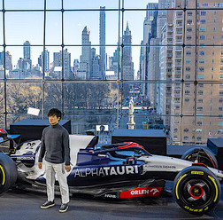 【F1】「今季は最高の走りを見せる」と角田裕毅　アルファタウリがNYファッション・ウィークで2023年の新車発表