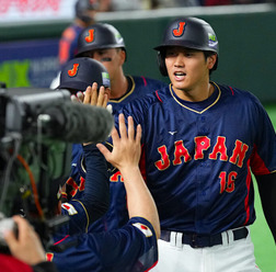 【WBC】え？ 大谷翔平が牧秀悟へ特別に“デスターシャ” 披露　初回3ラン後にパフォーマンス