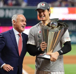 【WBC】世界一奪還　大谷翔平、優勝トロフィーに「本当に重い」を連発