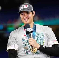 【スポーツビジネス】WBC表彰式での記念Tシャツに見た優勝セレモニーのユニフォーム露出問題