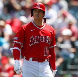 【MLB】大谷翔平、あわや頭部死球を間一髪回避　ヘルメットを飛ばしての絶叫に球場騒然