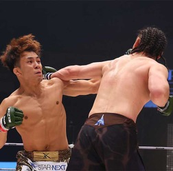 【RIZIN.43】“親友対決”で流血ストレートと非情のサッカーボールキック　新居すぐるが飯田にKO勝ち　「健夫、愛してるぞ！」