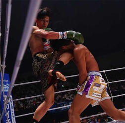 【RIZIN.43】梅野源治、“ザク梅”も……ヒジに合わせた“飛びヒザ蹴り”で失神KO　2RTKO勝ちの鈴木宙樹「千裕に負けないくらい活躍する」