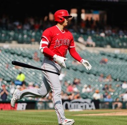 【MLB】大谷翔平、途中交代に公式「痙攣のため」と説明　2打席連続38号直後に左脇腹を気にする素振り