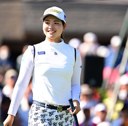 【女子ゴルフ】19歳の櫻井心那が逆転でツアー2勝目、鈴木愛は復活優勝ならず　楽天スーパーレディース最終日