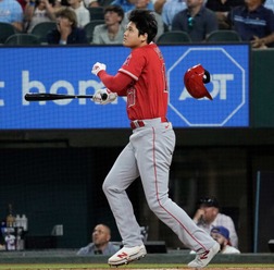 【MLB】大谷翔平、ヘルメットも吹っ飛ぶ“豪快フルスイング”で飛距離133メートル特大42号弾