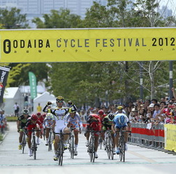 　お台場サイクルフェスティバルが8月18日に東京都・お台場エリアで開催され、全日本実業団自転車競技連盟のシリーズ戦として行われたJBCF湾岸クリテリウム2012でチーム右京の辻善光が優勝した。