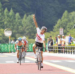 　第47回全国都道府県対抗自転車競技大会兼第68回国民体育大会リハーサル大会の男子ロードレースが9月9日に東京都八王子市役所から奥多摩周遊道路を経て奥多摩湖・小河内ダムまでのコースで行われ、西村大輝（東京都）が平塚吉光（静岡県）、白石真悟（山口県）とのスプ