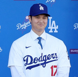 【MLB】大谷翔平の登場にNFL試合会場が熱狂　女性レポーターも興味津々「オオタニがいる」と激写し、連続投稿