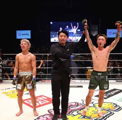 【RIZIN.45】Krush王者・篠塚辰樹、BD戦士を血染め“フルボッコ”で2度ダウン奪い圧倒　敗れた冨澤は号泣