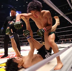 【RIZIN.45】「まるで天心のMMAデビュー」弟・那須川龍心、寝技回避→パウンドで“劇的”TKO勝利