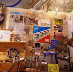 「Amis de velo アミべロ、自転車は友達」が14日まで、大阪市西区のダイヤメゾンで開催中