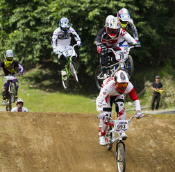 　BMX国内シリーズの最終戦となる第6戦が埼玉県秩父市の秩父滝沢サイクルパークで開催され、トップレベルのエリートクラスでは長迫吉拓が優勝した。長迫は今季3勝目。