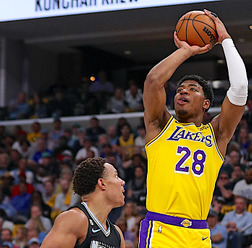 【NBA】「このリアクション最高」八村塁の3Pに、レブロンとADが咆哮……エース不在の“伝統の一戦”で劇的勝利